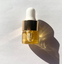 Load image into Gallery viewer, Facial Cleansing Dream Oil Sample
